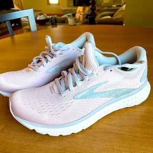 Women’s Brooks GTS18 running shoes size 10